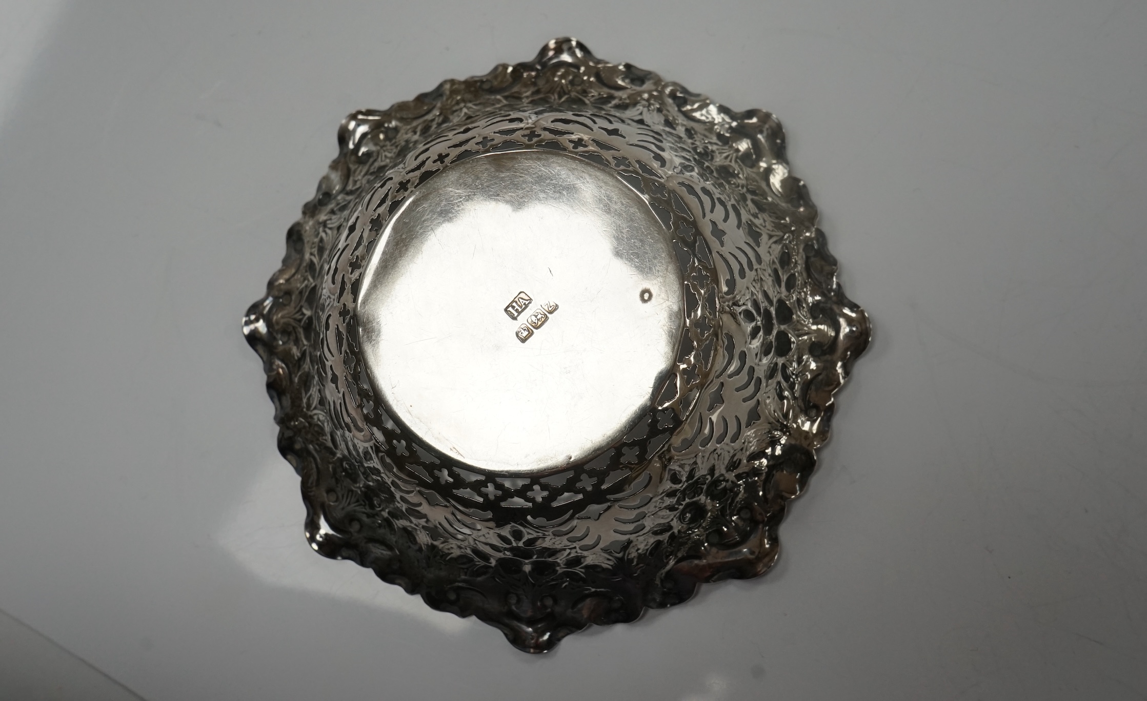 An Edwardian silver porringer, London, 1904, height 72mm, together with a pierced silver bonbon dish and an egg cup, 6.4oz. Condition - fair to good